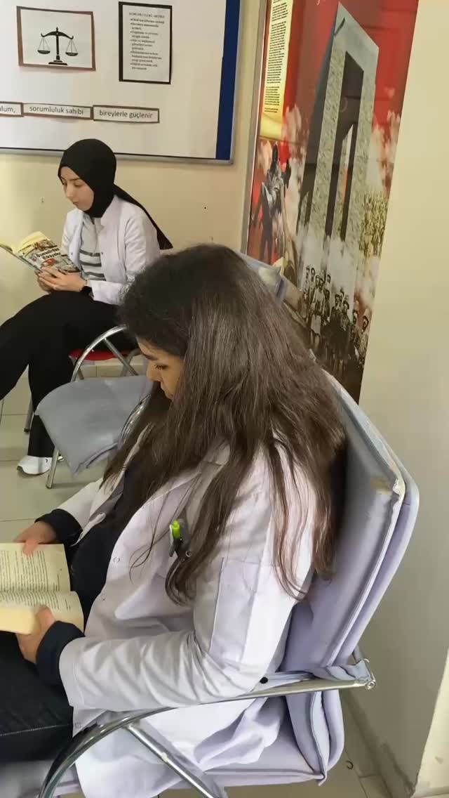 “Rehber öğretmenimiz Melike Özcelep koordinesinde gerçekleştirdiğimiz kitap okuma etkinliğinde, öğretmenlerimiz… (Instagram paylaşımından görsel)