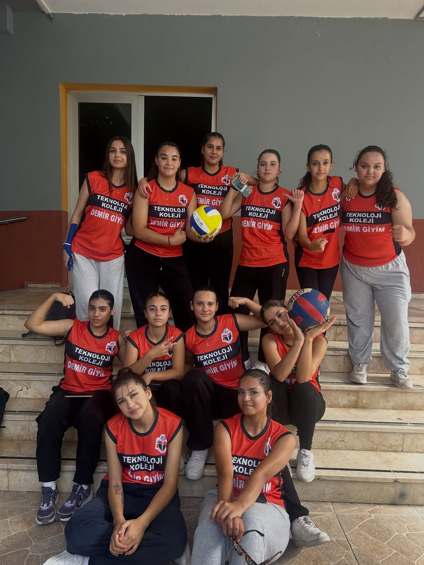 Okullar arası voleybol turnuvasında takımımız rakibini 2-1 mağlup ederek galibiyetle ayrıldı! (Instagram paylaşımından görsel)