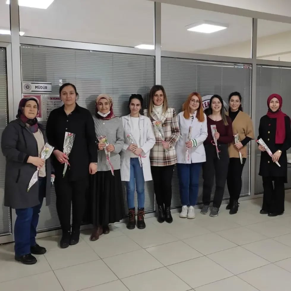 Okulumuzda emek veren tüm eğitim çalışanı değerli arkadaşlarımızın gününü kutladık. Dünya Kadınlar Günü kutlu olsun.: fotoğraf 2