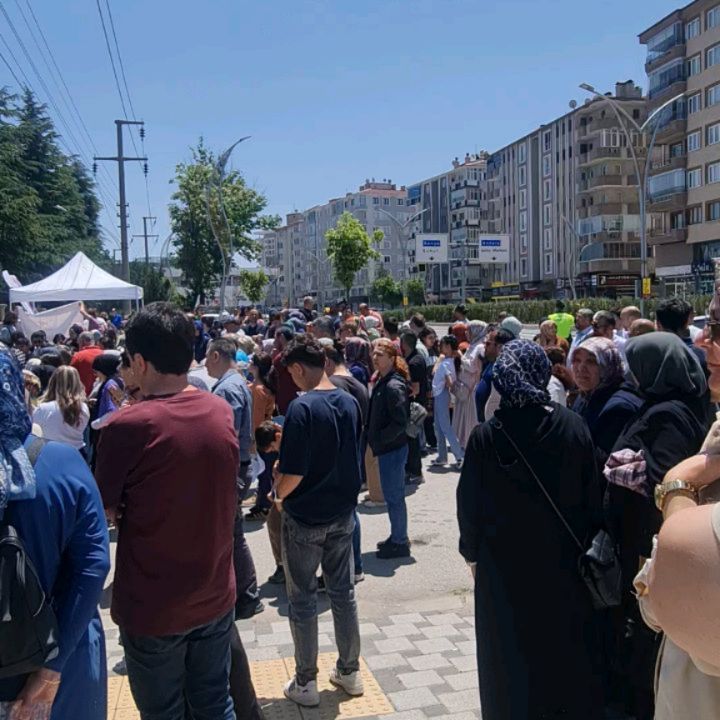 LGS heyecanı yaşayan velilerimize ve öğrencilerimize okulumuzu tanıtarak başarı dileklerinde bulunduk. (Instagram paylaşımından görsel)