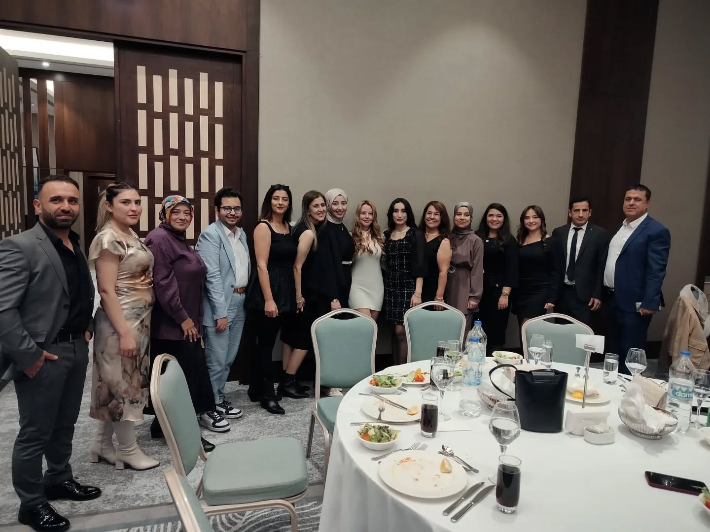 Birlikte olmanın, paylaşmanın ve kutlamanın en güzel hali… Öğretmenler Günü akşam yemeğimiz ve canlı müzikli… (Instagram paylaşımından görsel)