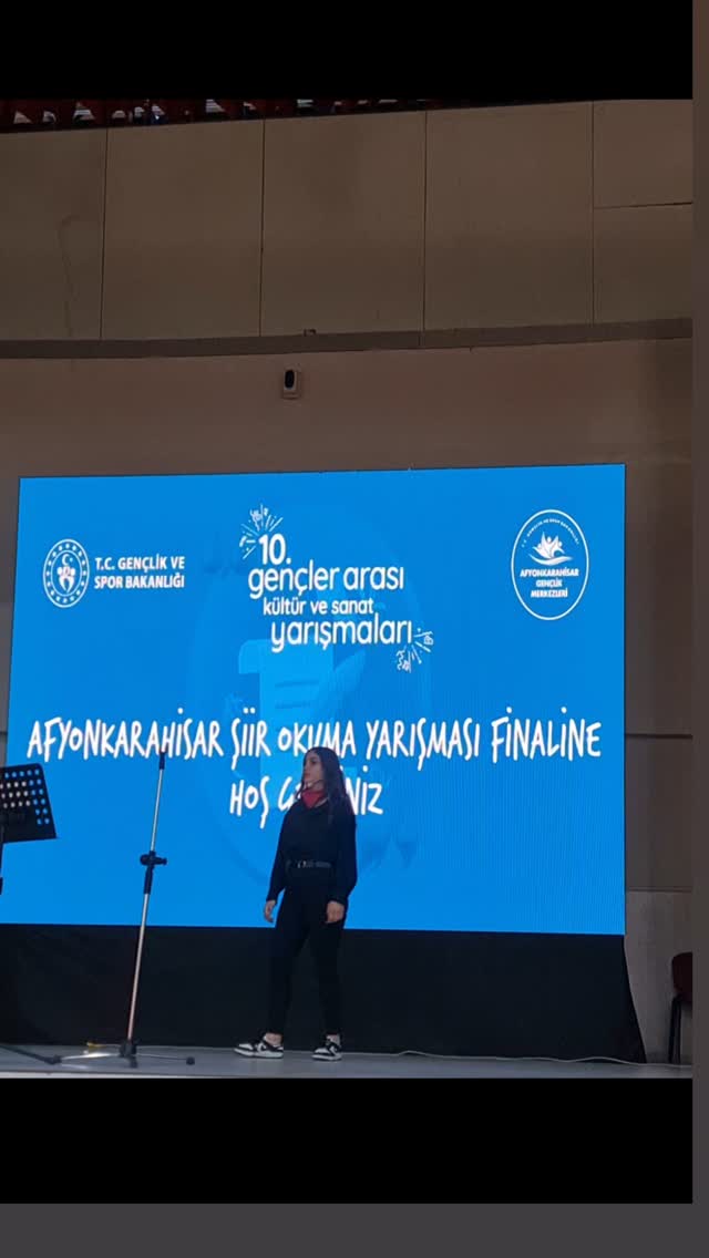 9/A sınıfından Eylül Elif BÖREK öğrencimiz "BAYRAK" şiirini seslendirdi. (Instagram paylaşımından görsel)