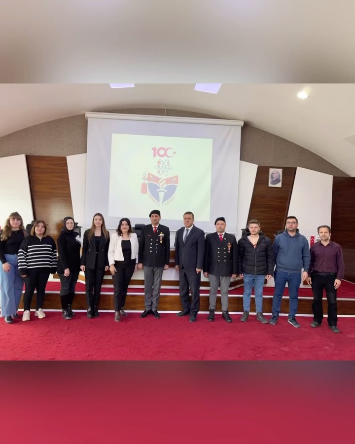 Okulumuzun düzenlemiş olduğu 18 Mart Çanakkale Zaferi ve Şehitleri Anma Günü programımıza söyleşi ve sinevizyon… (Instagram paylaşımından görsel)