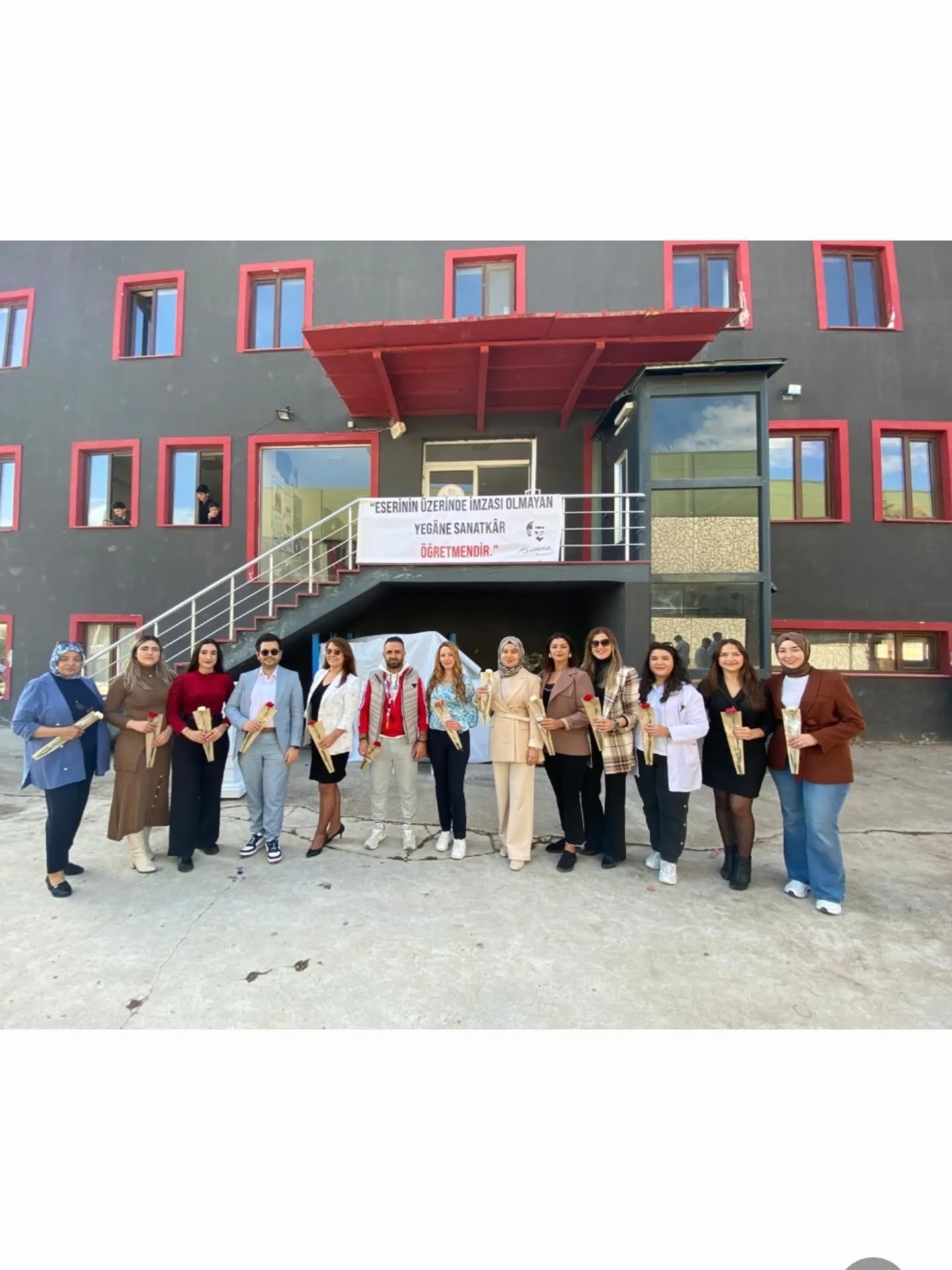 “Öğretmenler Günü törenimizde, eğitime adanmış kalplerimizi bir araya getirdik. Öğrencilerimizin hazırladığı programla…: fotoğraf 3