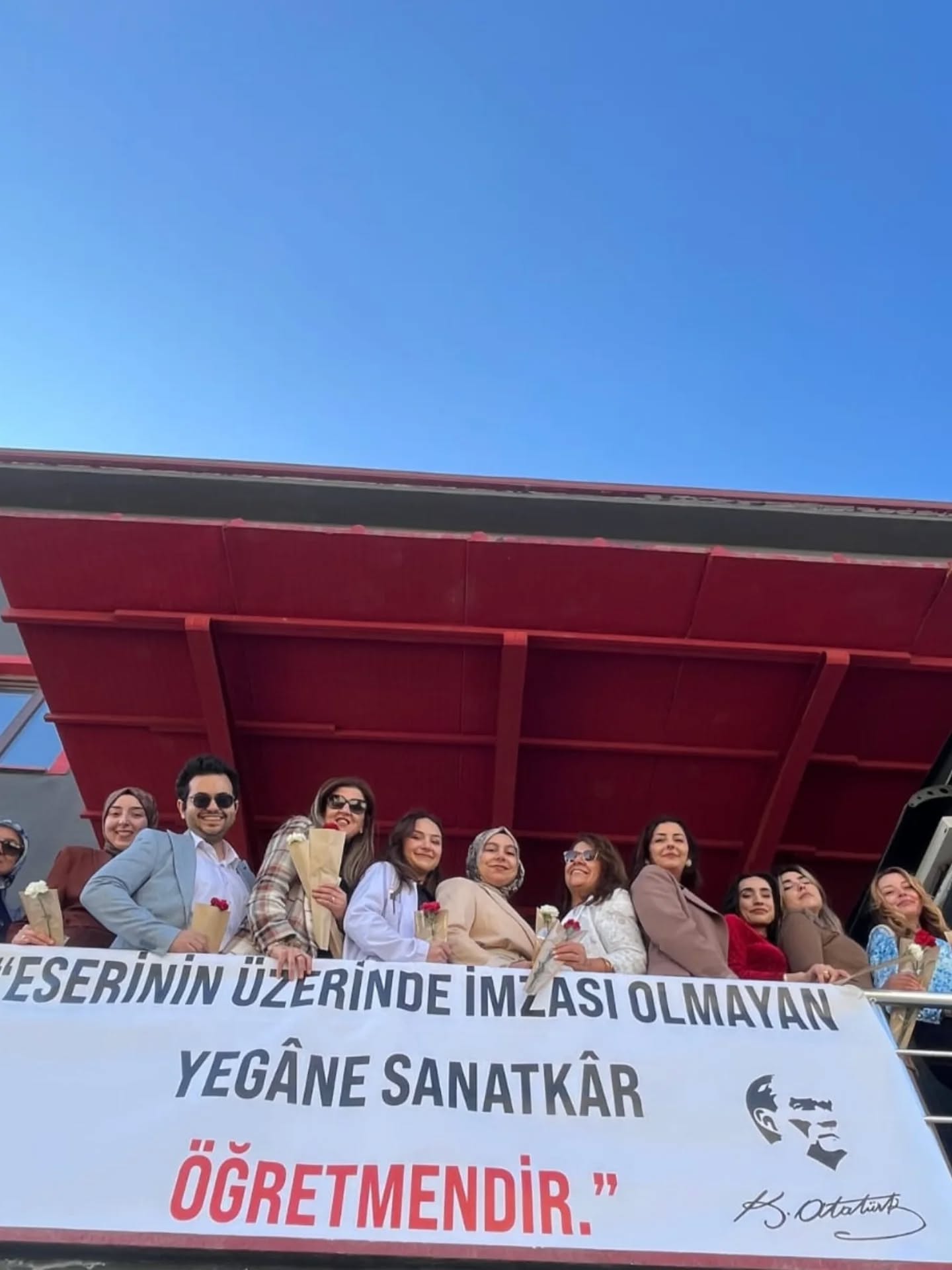 “Öğretmenler Günü törenimizde, eğitime adanmış kalplerimizi bir araya getirdik. Öğrencilerimizin hazırladığı programla…: fotoğraf 5
