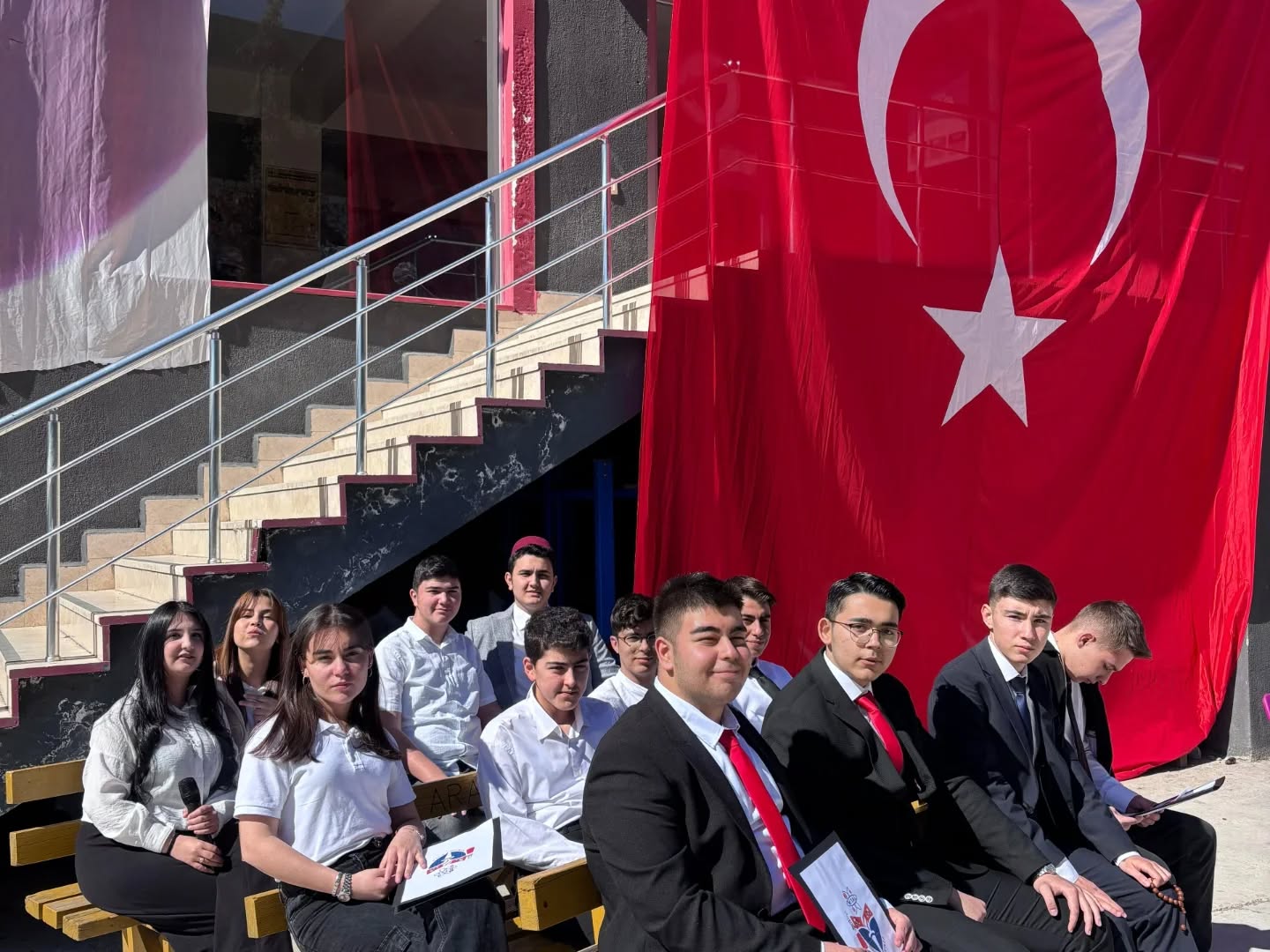 Bağımsızlığımızın ve milli birlik ruhumuzun sembolü olan İstiklal Marşı’mızı büyük bir gurur ve saygıyla anıyoruz.…: fotoğraf 5