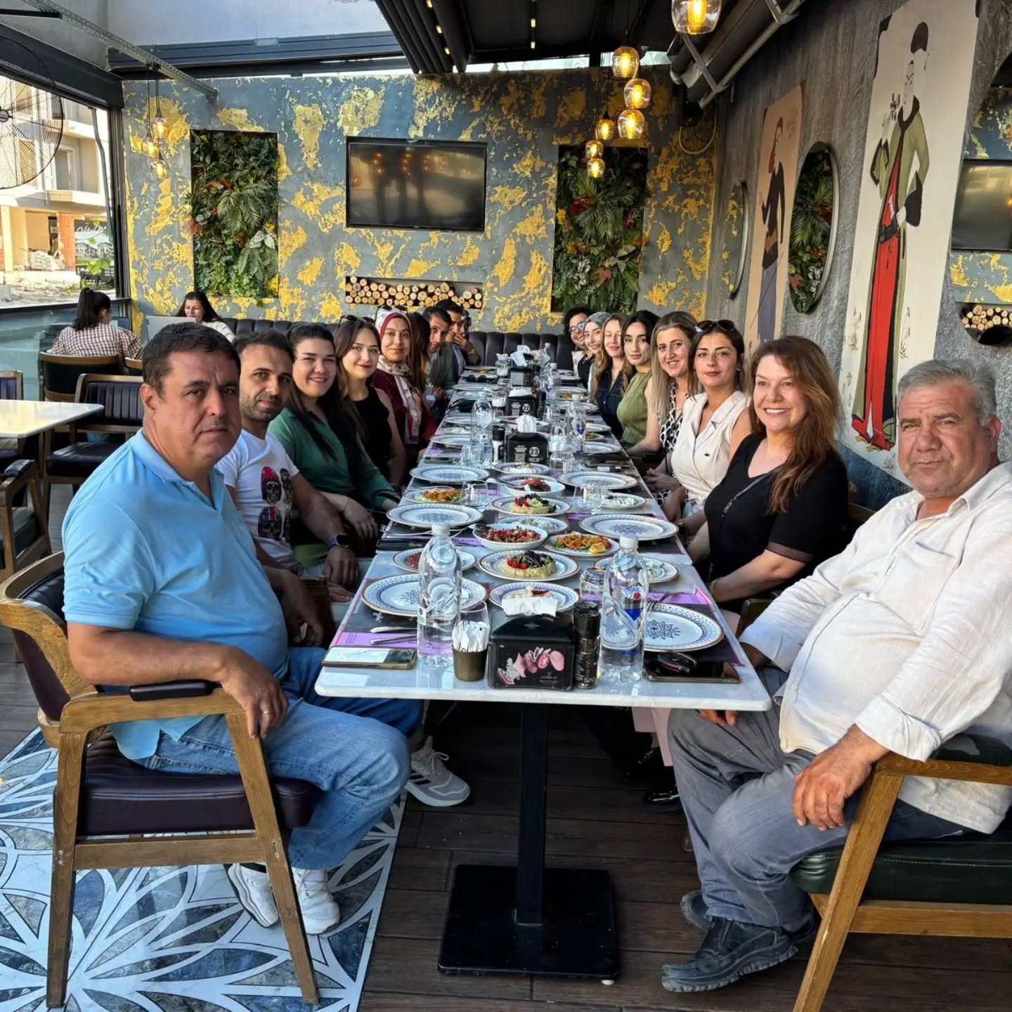 Okulumuz öğretmenlerine yemek ikram ederek bizleri mutlu eden Ersin Akpınar’a en içten teşekkürlerimizi sunarız. Bu… (Instagram paylaşımından görsel)