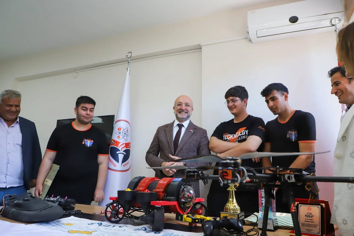 AK Parti Afyonkarahisar İl Başkanımız Av. Turgay Şahin ve İl Yönetim Kurulu Üyesi Ersin Akpınar, okulumuzu ziyaret… (Instagram paylaşımından görsel)
