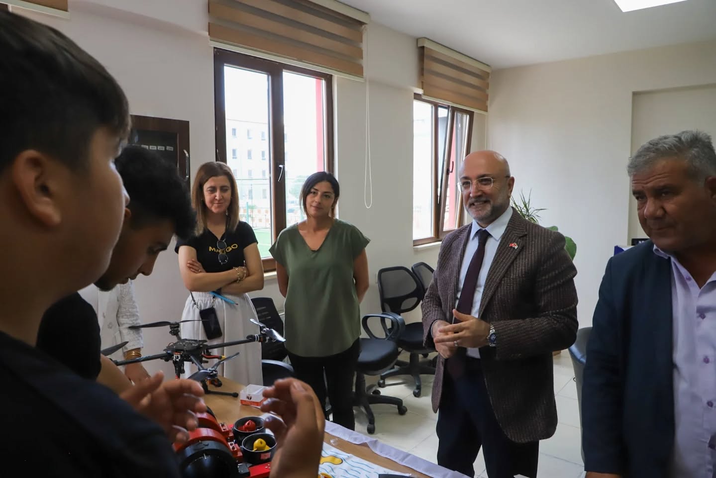 AK Parti Afyonkarahisar İl Başkanımız Av. Turgay Şahin ve İl Yönetim Kurulu Üyesi Ersin Akpınar, okulumuzu ziyaret…: fotoğraf 4