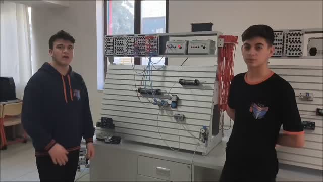 Öğretmenimiz Mustafa YIKMAN'ın 11/B sınıfı ile elektro pnömatik devre uygulaması. 🏻 (Instagram paylaşımından görsel)